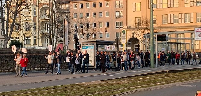 Demonstranten auf der T&ouml;pferstra&szlig;e (Foto: privat)