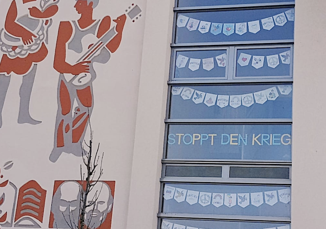 Stoppt den Krieg - die Grundschule Werther wurde in diesen Tagen einmal nicht der Jahreszeit sondern dem Zeitgeschehen entsprechend geschm&uuml;ckt (Foto: Marietta Schr&ouml;ter)