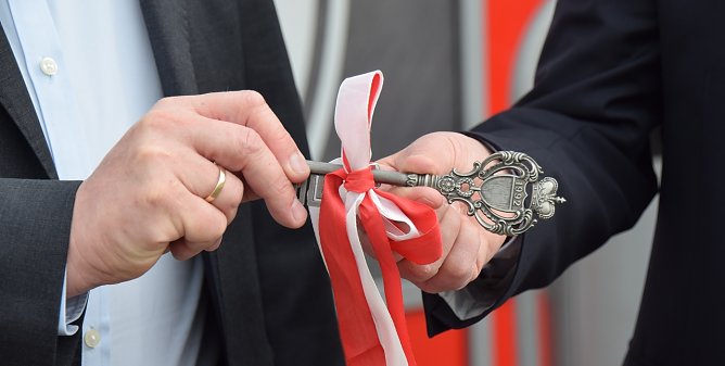 Schl&uuml;ssel&uuml;bergabe (Foto: KSK)