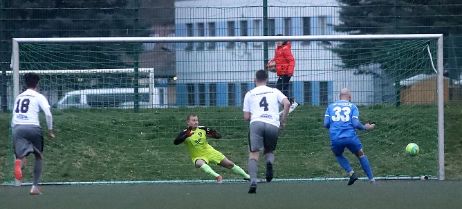 Da war die Welt noch in Ordnung: Felix Schwerdt jagt den Elfmeter zum 1:0 ins Netz (Foto: M.Liedke)
