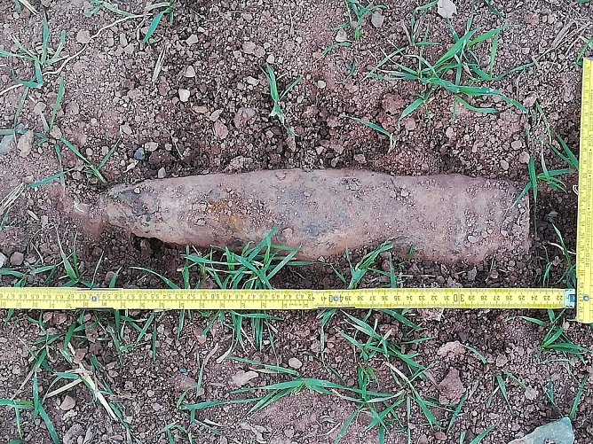 Gefundene Flakmunition bei Herreden (Foto: Feuerwehr Herreden/Silvio Dietzel ) Gefundene Flakmunition bei Herreden (Foto: Feuerwehr Herreden/Silvio Dietzel )