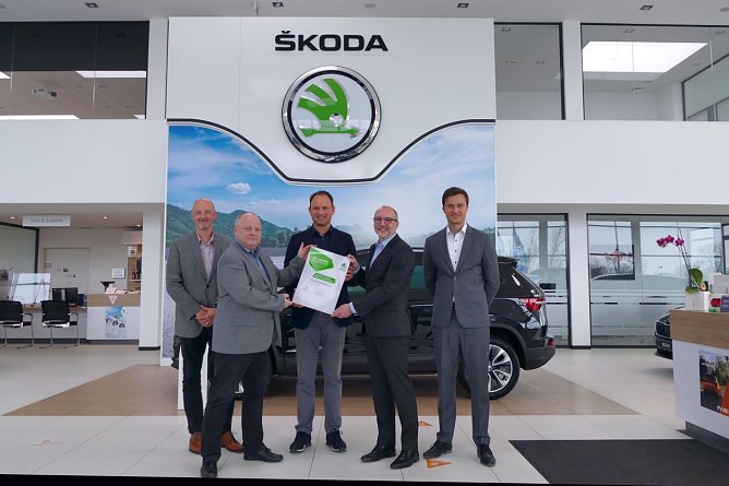 Henrik Rothe &uuml;berreicht die Ehrenurkunde f&uuml;r 30 Jahre �koda in Nordhausen an Andreas Peter und Torsten Wiesner. Im Bild rechts: Gebietsverkaufsleiter Patrick Best und Verkaufsberater Michael Pape (links). (Foto: Autohaus Peter)