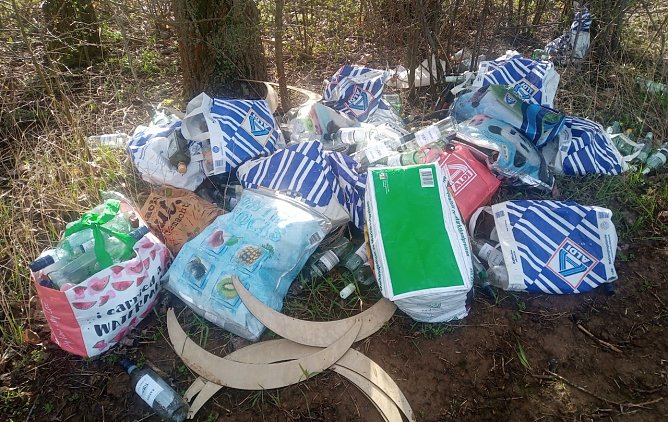 M&uuml;llfund am Feldrand (Foto: A.Knoblauch)