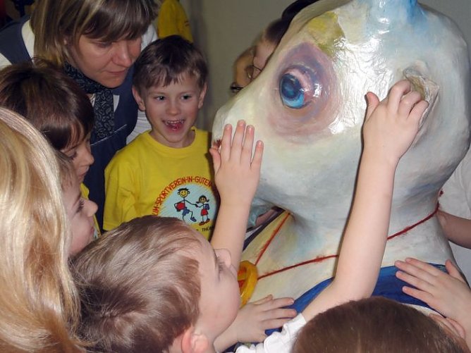 B&ouml;ckchen &uuml;bergeben (Foto: J. Piper)
