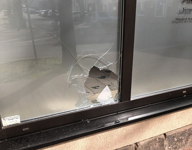 Zerschlagene Scheibe des AfD-Büros (Foto: A.Leupold) Zerschlagene Scheibe des AfD-Büros (Foto: A.Leupold)