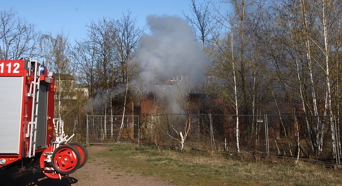Starke Rauchentwicklung auf dem Gel&auml;nde des alten Gaswerks rief gestern die Feuerwehr auf den Plan (Foto: Silvio Dietzel/Lukas M&uuml;hlhause)