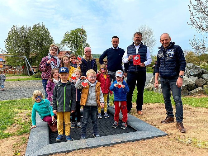 In Wolkramshausen freuten sich die Kinder heute &uuml;ber ein neues Bodentrampolin dank der Unterst&uuml;tzung durch den BILD hilft e. V. "Ein Herz f&uuml;r Kinder". (Foto: Ren&eacute; Fullmann)