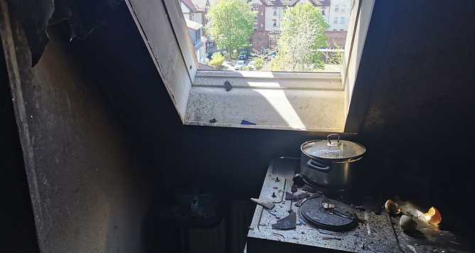 Dachgeschosswohnung ausgebrannt (Foto: Silvio Dietzel) Dachgeschosswohnung ausgebrannt (Foto: Silvio Dietzel)