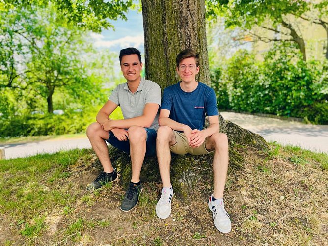 Die Erbauer der Auftankstelle Hannes Kaufung und Eric Hanisch (v.l.) (Foto: Tina Bergknapp) Die Erbauer der Auftankstelle Hannes Kaufung und Eric Hanisch (v.l.) (Foto: Tina Bergknapp)