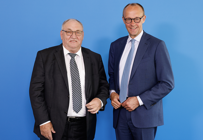 Zum 70. Geburtstag gab es f&uuml;r Egon Primas auch Gl&uuml;ckw&uuml;nsche von CDU Chef Friedrich Merz (Foto: Union der Vertriebenen und Fl&uuml;chtlinge)