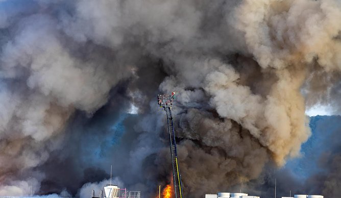 Immer noch brennt die Bäckerei Panem in Bleicherode (Foto: Christopher Holzheu) Immer noch brennt die Bäckerei Panem in Bleicherode (Foto: Christopher Holzheu)