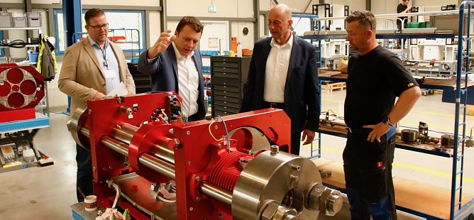 v.l.: Ralf Krause, Chief Operation Officer bei Hydrogen, Minister Wolfgang Tiefensee, Gesch&auml;ftsf&uuml;hrer Mathias Kurras und Industriemechaniker Tim Bollmann in der Werkhalle der Maximator-Hydrogen  (Foto: agl)