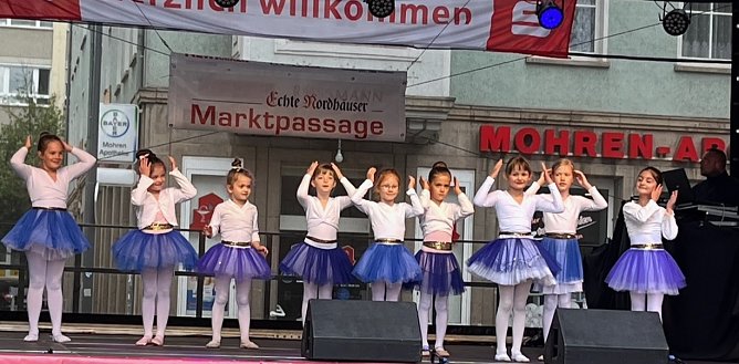 Die Eleven des Tanzstudios Radeva beim Weinfest am Rathaus (Foto: H.Wernig) Die Eleven des Tanzstudios Radeva beim Weinfest am Rathaus (Foto: H.Wernig)