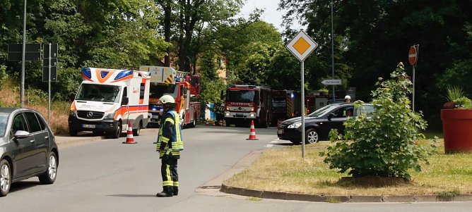 Rettungskr&auml;fte und Feuerwehr im Einsatz am Gehege (Foto: Lukas M&uuml;hlhause)
