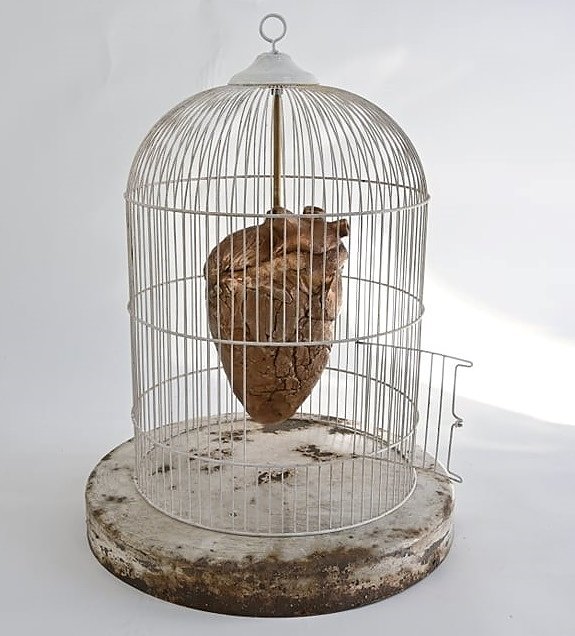 Mit ihren Exponaten aus Keramik und Stahl will die K&uuml;nstlerin die Gef&uuml;hle der Menschen, die von Krieg und Gewalt betroffen sind, zum Ausdruck bringen.  (Foto: Agnieszka Lisiak)