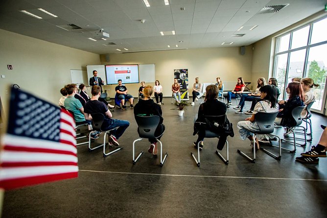 US General Konsul Ken Toko zu Gast am Humboldt-Gymnasium (Foto: Christoph Keil) US General Konsul Ken Toko zu Gast am Humboldt-Gymnasium (Foto: Christoph Keil)