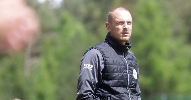 Trainer Matthias Peßolat versucht Druck von seinem Team zu nehmen (Foto: M.Liedke) Trainer Matthias Peßolat versucht Druck von seinem Team zu nehmen (Foto: M.Liedke)