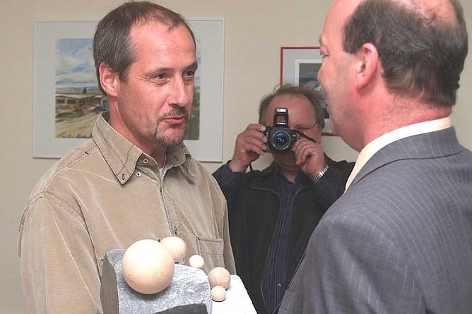 Landrat Claus &uuml;bergibt an Thomas Sourell den ersten Preis (Foto: nnz)