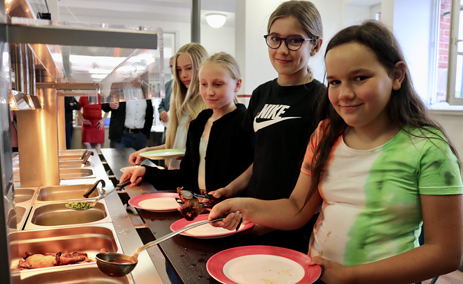 Gut gen&auml;hrt lernt es sich besser - am Herder-Gymnasium freut man sich &uuml;ber die neue Schulk&uuml;che (Foto: Pressestelle Landratsamt Nordhausen)