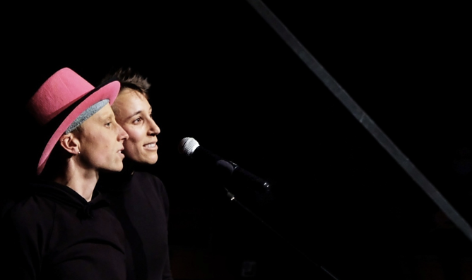 Xilian und Flo verbinden Luftartistik und Theater um komplexe Themen mit K&ouml;rper und Geist auf die B&uuml;hne zu bringen (Foto: agl)