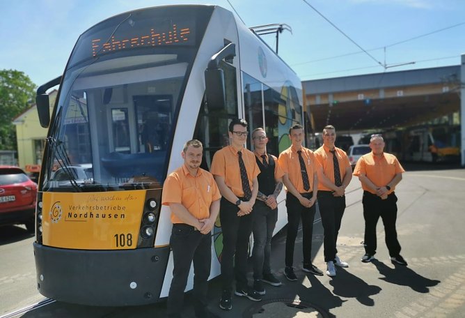 Marco Wei&szlig;kopf (Ausbilder), Yannik Stilzebach, Sebastian Haun, Marvin Sonnenberg, Fabian Aderhold und Dominik Setzer (Ausbilder) v. l. n. r. freuen sich &uuml;ber die bestandene Ausbildung zum Triebwagenfahrer f&uuml;r Stra&szlig;enbahnen. (Foto: Stefan L&auml;nger )