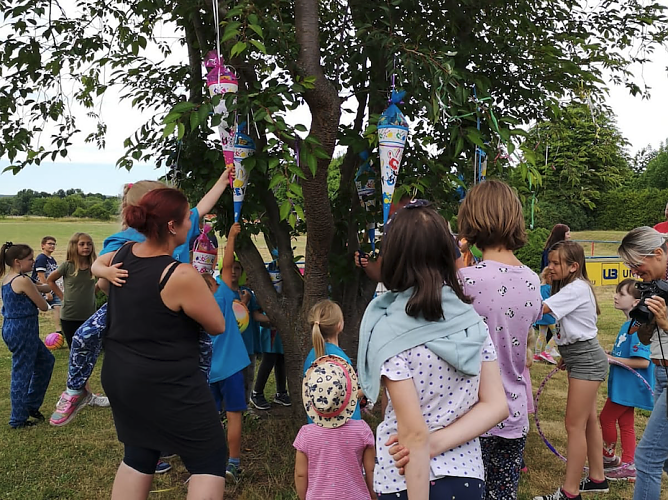 Große Freude hatte man am Zuckertütenbaum (Foto: Kita Heringen) Große Freude hatte man am Zuckertütenbaum (Foto: Kita Heringen)