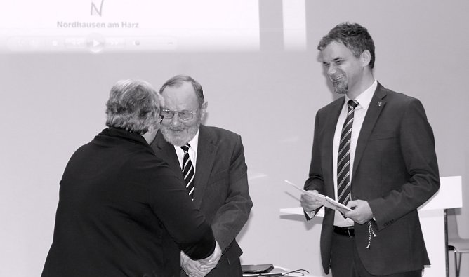 Dr. Manfred Schr&ouml;ter bei der Ehrung im Ratssaal 2019  (Foto: Eva Maria Wiegand)