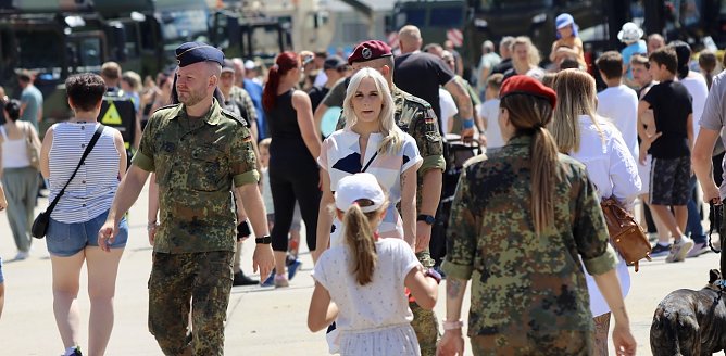 Großer Ansturm am Tag der "Offenen Tür" in der Kyffhäuser Kaserne (Foto: Eva Maria Wiegand) Großer Ansturm am Tag der "Offenen Tür" in der Kyffhäuser Kaserne (Foto: Eva Maria Wiegand)