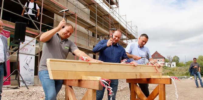 Richtfest am "Biotech-Campus": Silvio Wagner, Chef der Waresa Bau, Torsten Buchwald Mitbegr&uuml;nder der AHN Biotechnologie und TiRo-Chef Niels Neu (Foto: agl)