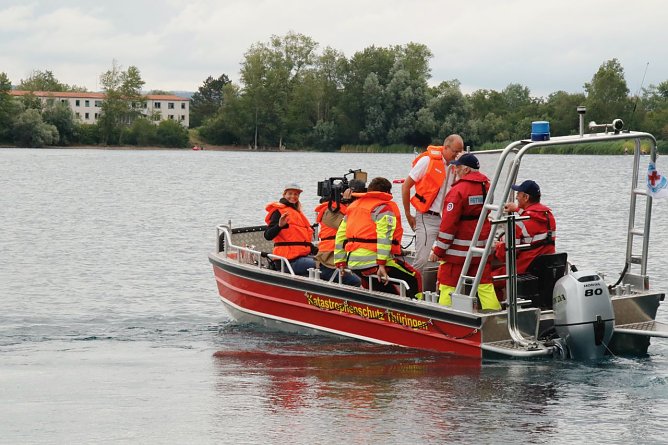 Am Rande des Wettrennens wurde das neue Rettungsboot der DRK-Wasserwacht durch Landrat Jendricke und B&uuml;rgermeisterin Rieger offiziell &uuml;bergeben (Foto: agl)