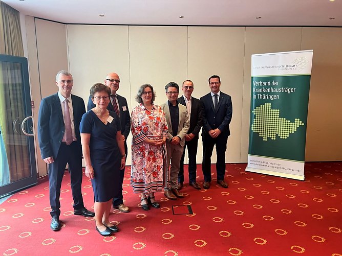 Dr. med. Steffen Heinemann (links), leitender Oberarzt f&uuml;r Orthop&auml;die der Helios Klinik Bleicherode, sprach gemeinsam Gesundheitsministerin Heike Werner (Mitte) und mit &Auml;rzten der f&uuml;hrenden Th&uuml;ringer Orthop&auml;diekliniken &uuml;ber Trends und Qualit&auml;t in der Medizin. (Foto: Gesine Harnisch)