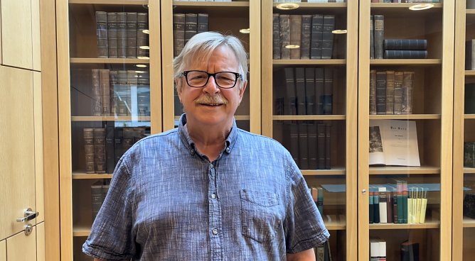 Winnfried Schmitt liest: "Cäsarn sinn Jeschenke" (Foto: Stadtverwaltung Nordhausen) Winnfried Schmitt liest: "Cäsarn sinn Jeschenke" (Foto: Stadtverwaltung Nordhausen)