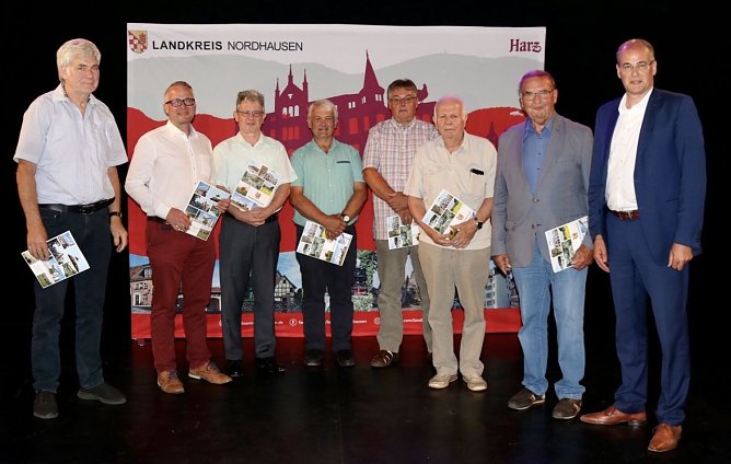 Dank an die B&uuml;rgermeister f&uuml;r ihre geleistete Arbeit (Foto: J. Piper)