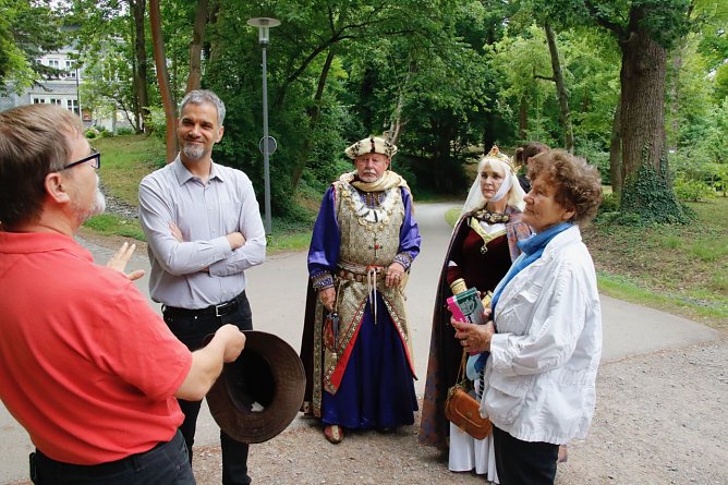 Dr. Dahms weiß viel über das Pilgern zu berichten, zum Damals wie zum Heute (Foto: agl) Dr. Dahms weiß viel über das Pilgern zu berichten, zum Damals wie zum Heute (Foto: agl)