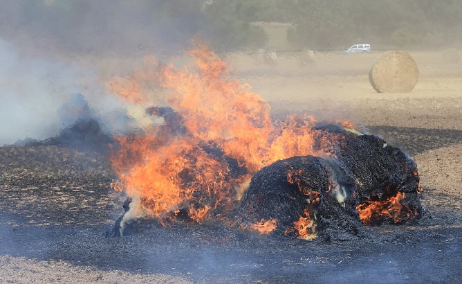 Strohballen branten nieder (Foto: S.Dietzel) Strohballen branten nieder (Foto: S.Dietzel)