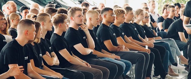 &Uuml;ber 40 neue Azubis begr&uuml;&szlig;te man heute in der Peter-Gruppe (Foto: agl)