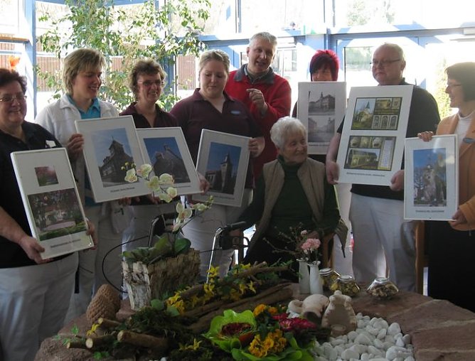 Bilder übergeben (Foto: privat) Bilder übergeben (Foto: privat)