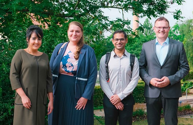 Der Pr&auml;sident der Hochschule Nordhausen, Prof. Dr. J&ouml;rg Wagner, und das International Office gratulieren Shikhar Agrawal zu seiner au&szlig;enordentlichen Leistung.   (Foto: Melano Dadalauri)
