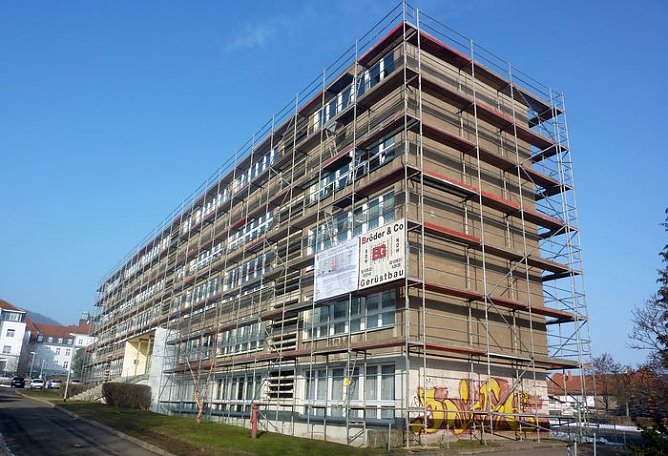 Fassade eingekleidet (Foto: E. Kagelmacher)