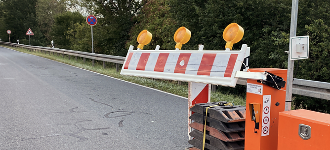 Demolierte Schranke an der Krebsbachbr&uuml;cke (Foto: vgf)