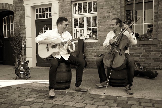 Kohl und Weickler sind im Duo "noKlassik" (Foto: Echte Nordhäuser Traditionsbrennerei) Kohl und Weickler sind im Duo "noKlassik" (Foto: Echte Nordhäuser Traditionsbrennerei)