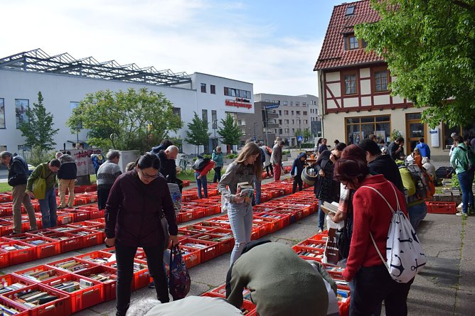 Beim B&uuml;cherflohmarkt im Fr&uuml;hjahr sind noch einige Kisten voller Literatur &uuml;brig geblieben (Foto: Frank Tuschy)