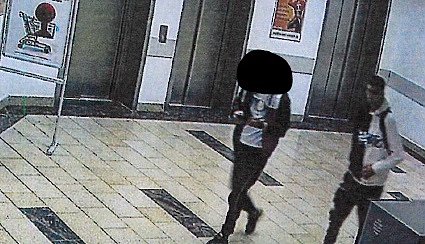 Verd&auml;chtiger junger Mann rechts im Bild (Foto: Polizei)