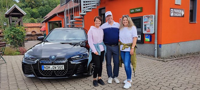 Die Ehrung der Sieger &uuml;bernahm Yvonne M&uuml;ller vom Autohaus Fritze mit Ren&eacute; Hagenfeld und Pr&auml;sident Dr. Frank Lindner und &uuml;bereichten den Platzierten sehr sch&ouml;nen Preise im Namen des Autohauses. (Foto: Golfpark Neustadt)