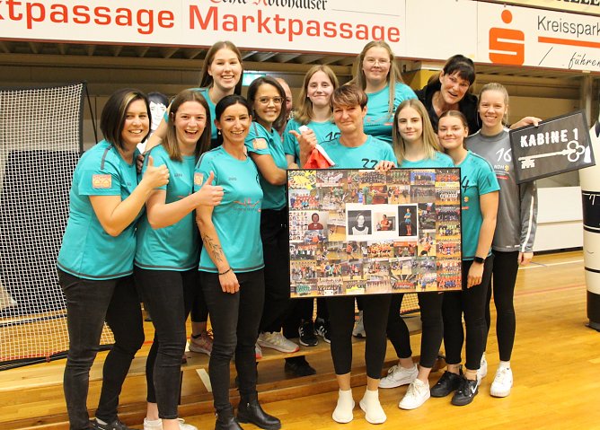 Claudia Eisenschmidt (mit Foto in der Hand) wird verabschiedet (Foto: U.Tittel)