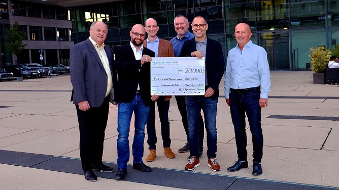 Von links: Helmut Peter, Michael Smolarek, Raoul Larisika (beide BBS Ahrweiler), Stefan Haase, Dietmar Hoffmann, Landesverbandsvize Uwe Cr&uuml;ger (Foto: kfz-th)