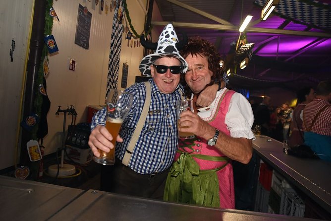 Fröhliches Treiben bis in die Morgenstunden: Oktoberfest in Sundhausen (Foto: S.Gämkow) Fröhliches Treiben bis in die Morgenstunden: Oktoberfest in Sundhausen (Foto: S.Gämkow)