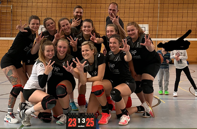 Bleicheröder Volleyballerinnen feiern den ersten Sieg (Foto: A.Kretzschmar) Bleicheröder Volleyballerinnen feiern den ersten Sieg (Foto: A.Kretzschmar)