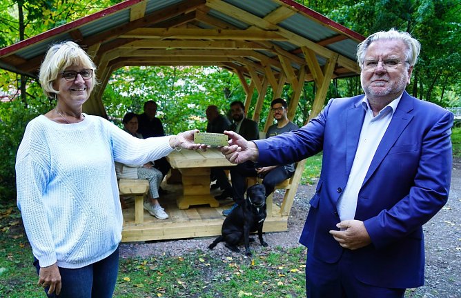 Ortschaftsb&uuml;rgermeisterin Petra Gerlach und Christian M&ouml;hrmann von der Hellbuth GmbH mit der Spenderplakette, die an die neue Wandersitzgruppe  in Ilfeld montiert worden ist (Foto: Susanne Schedwill)