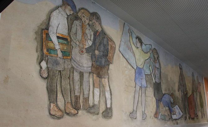 Abgenommen, aufgefrischt und aufgetragen - am Bleicher&ouml;der Schillergymnasium konnten die Wandbilder erhalten bleiben (Foto: agl)